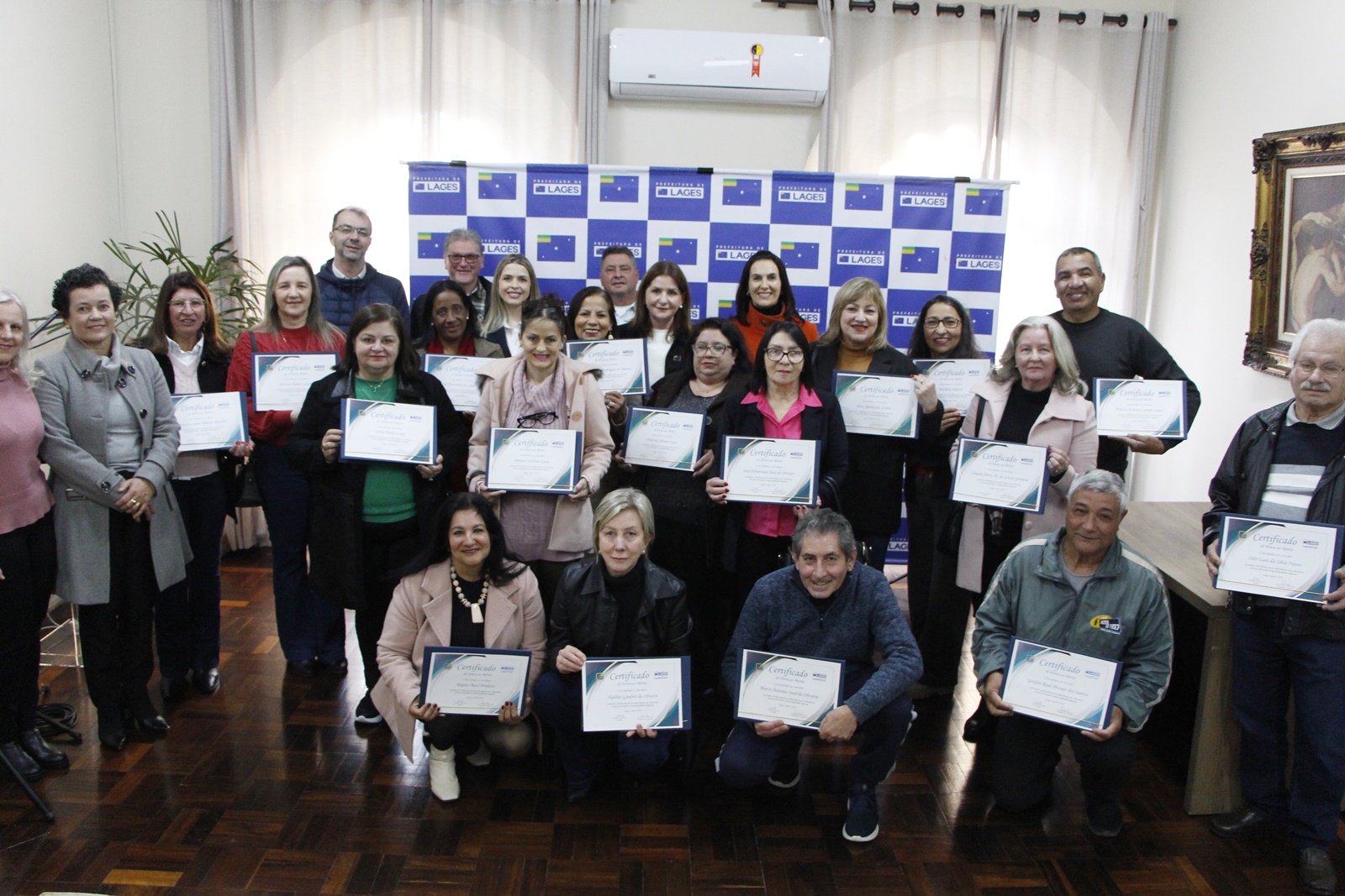 Homenagem – Servidores recém-aposentados recebem Certificado de Honra ao Mérito